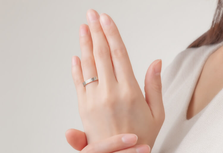 Albero 戒指 平面寬版的直線造型，顯露凜然俐落的風格